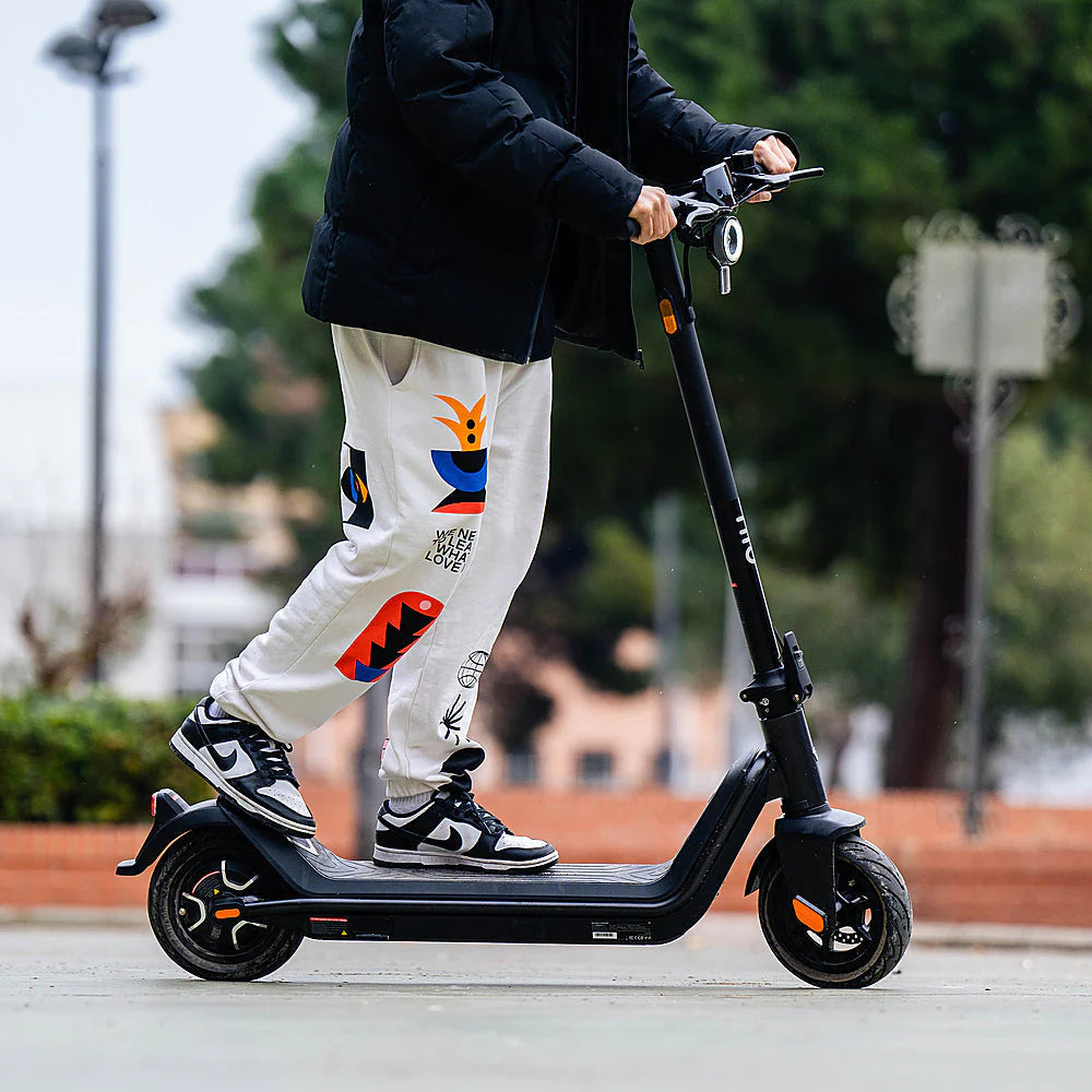 NIU KQi3 Pro Foldable Electric Kick Scooter w/ 31 mi Max Operating Range & 20 mph Max Speed ?? Black